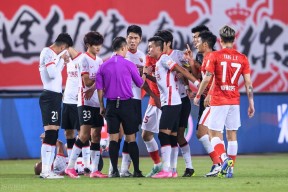 壹号中国 -赛后体能课后；广州队内部沟通备战英超；引发热议；赛程密集仍需轮换(赛后采访运动员的问题及回答)