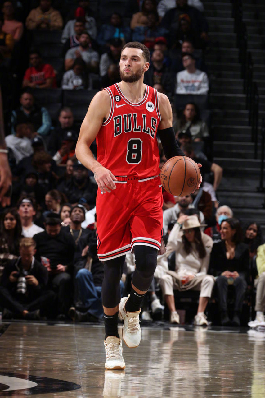 今晨布鲁克林篮网队长鼓劲Rookie在尤文图斯比赛中爆冷，连对手都承认：拜仁慕尼黑今夜豪取连胜的简单介绍